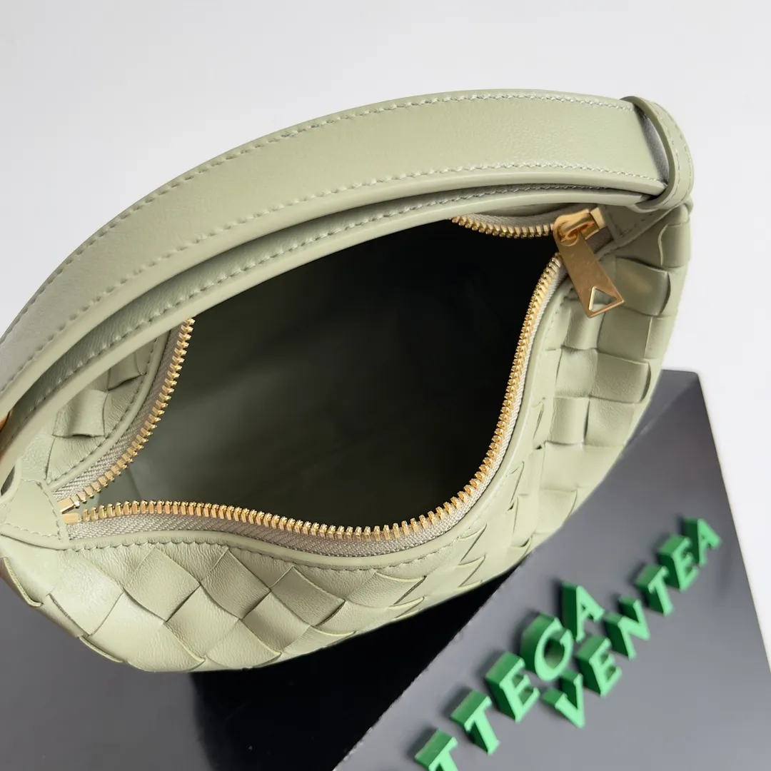 Batch 1360 It is predicted that BV Bottega’s lunch bag will be popular again this year. The entire bag is made of top nappa lambskin, which is very soft and lightweight. It also uses the intrecciato weaving process that the two founders spent several months developing from the beginning of the brand. It is completely hand-woven by Italian craftsmen. It perfectly reflects the craftsmanship of Bottega. The entire bag shape is also a very practical and popular lunch box bag type. The slightly curved arc of the bag mouth can also better fit our wrists. Style number: 754443 Size: 22*13*9